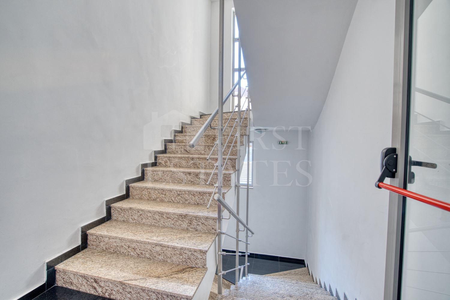 300 m² office for rent
