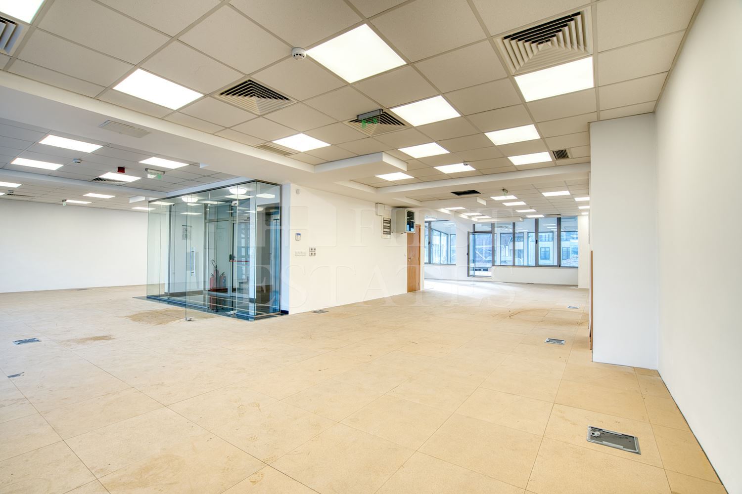 300 m² office for rent
