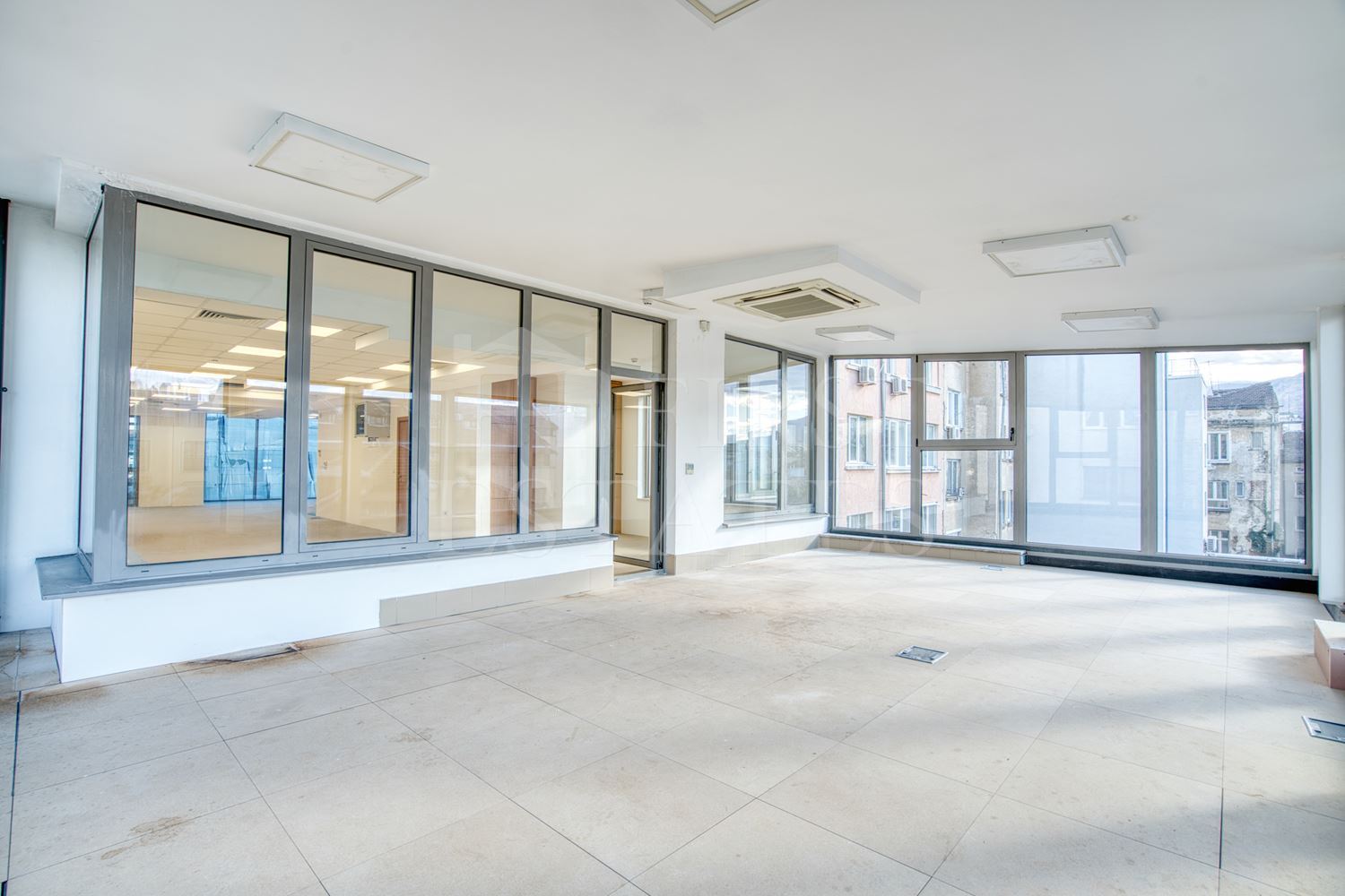 300 m² office for rent