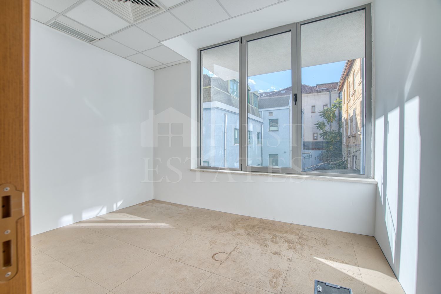 100 m² office for rent