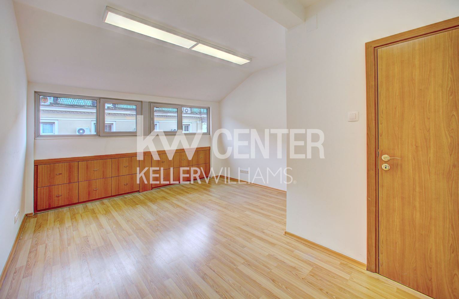 90 m² office for rent