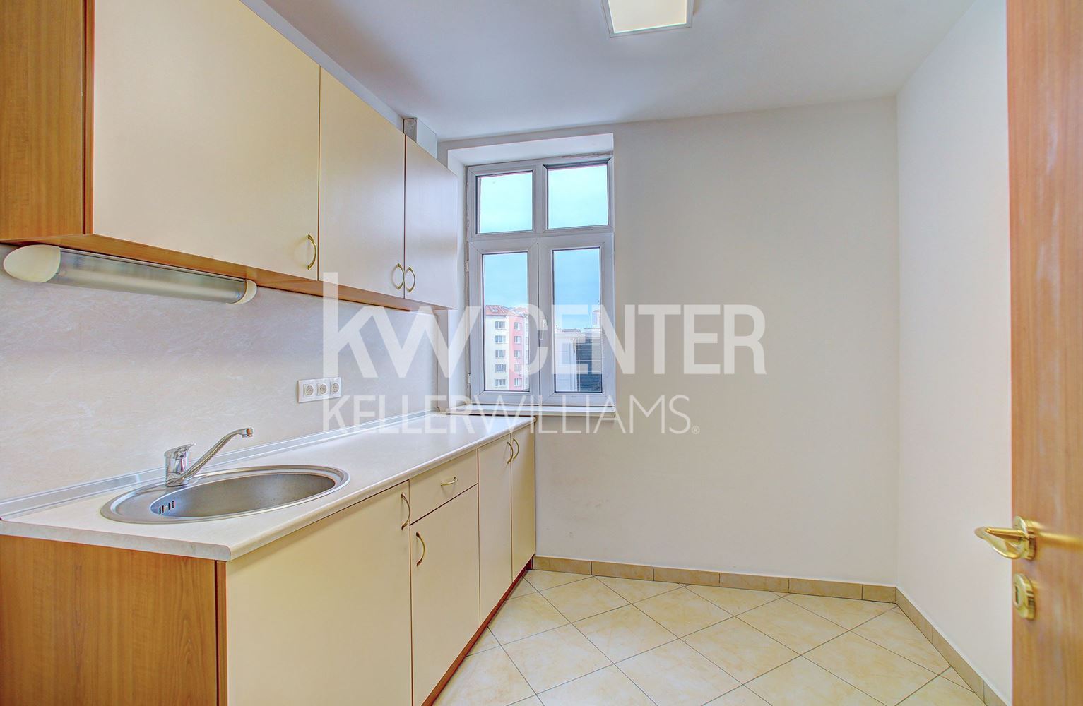 90 m² office for rent