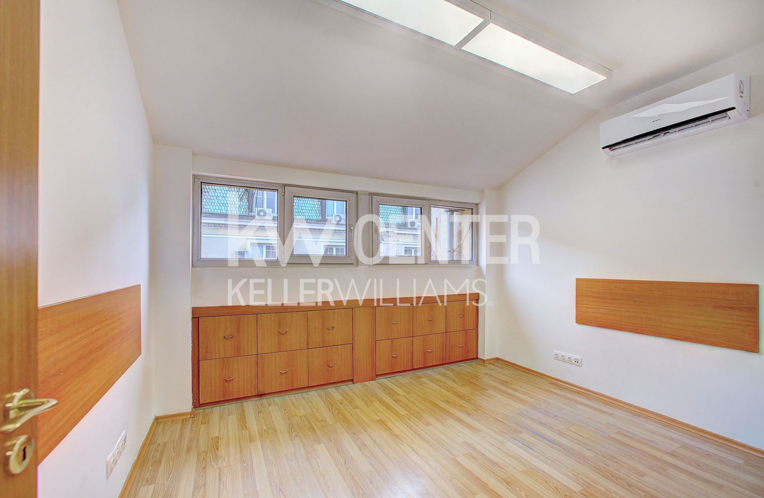 90 m² office for rent