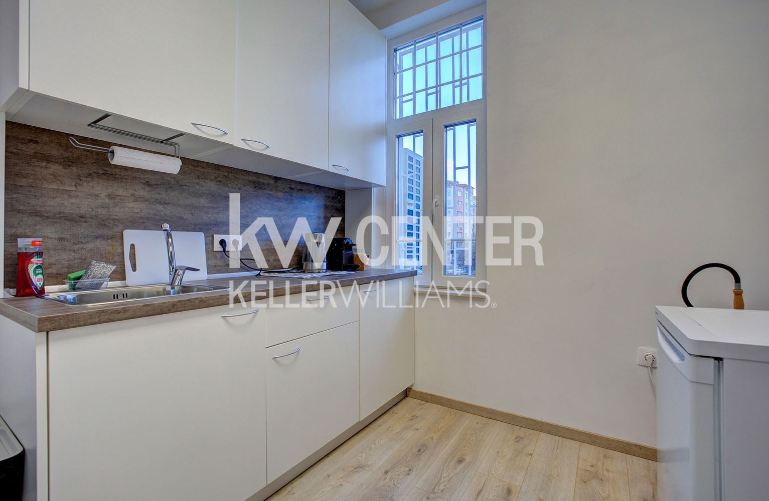 90 m² office for rent