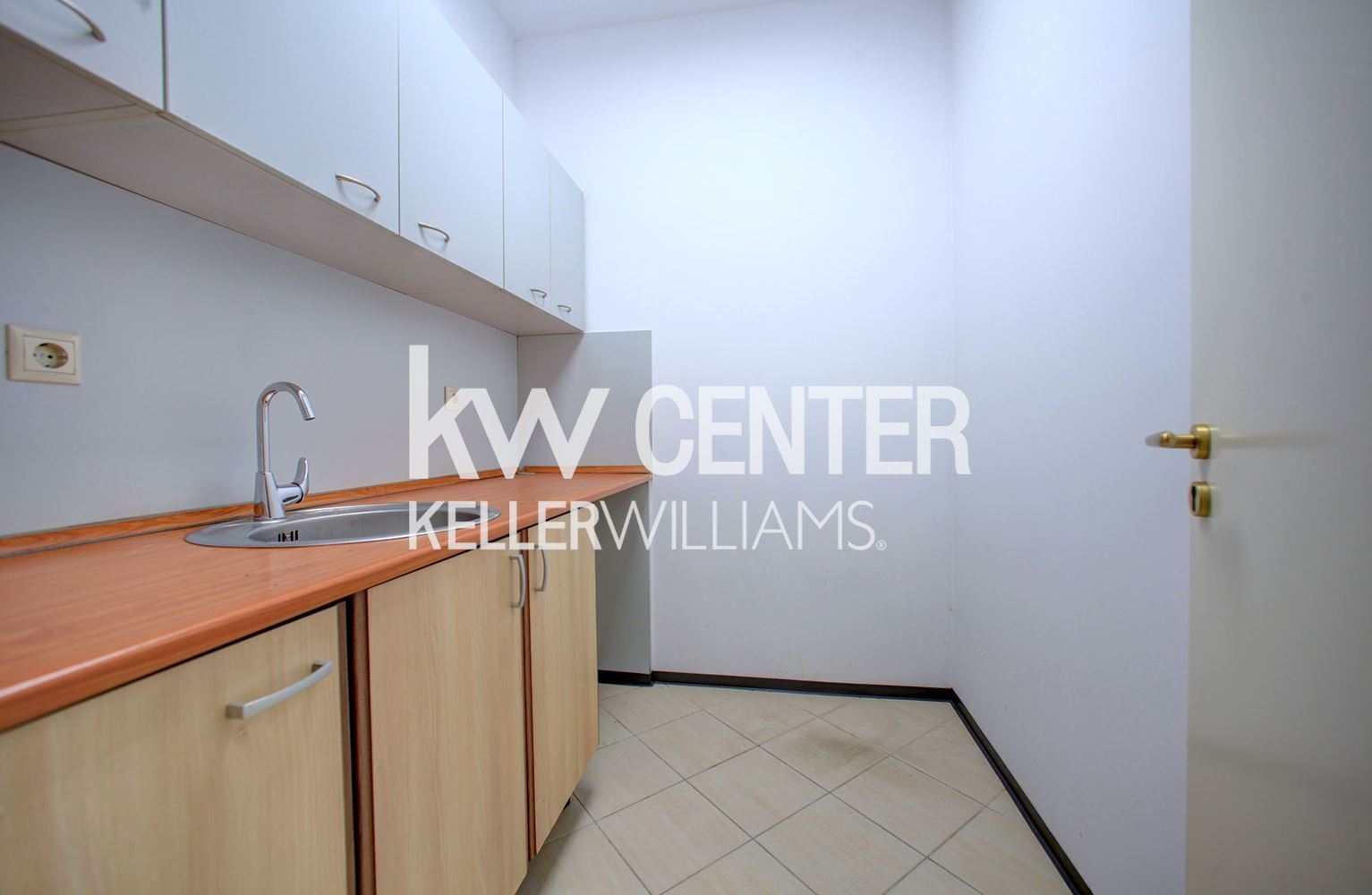 200 m² office for rent