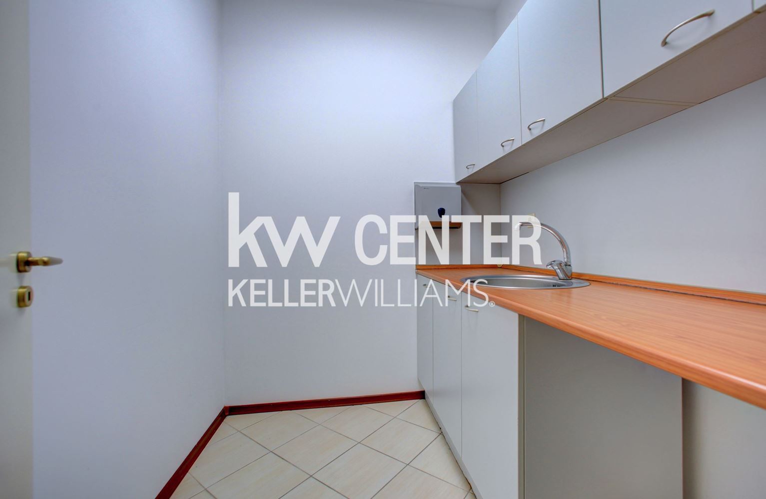 200 m² office for rent