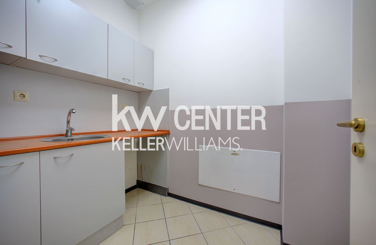 200 m² office for rent