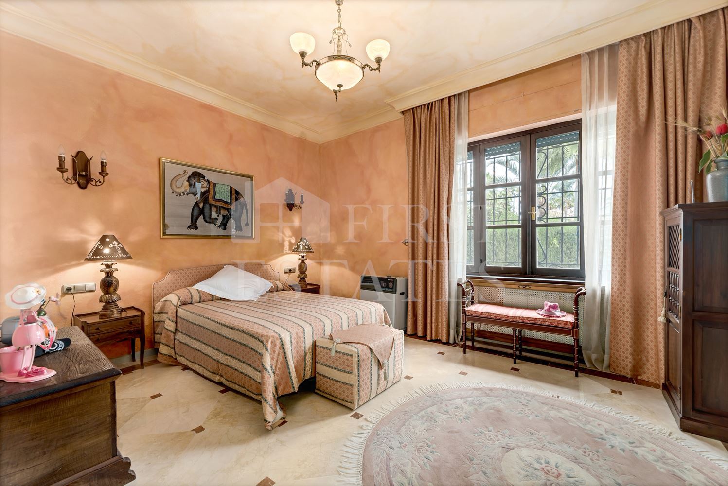 къща с 5 + спални за продажба